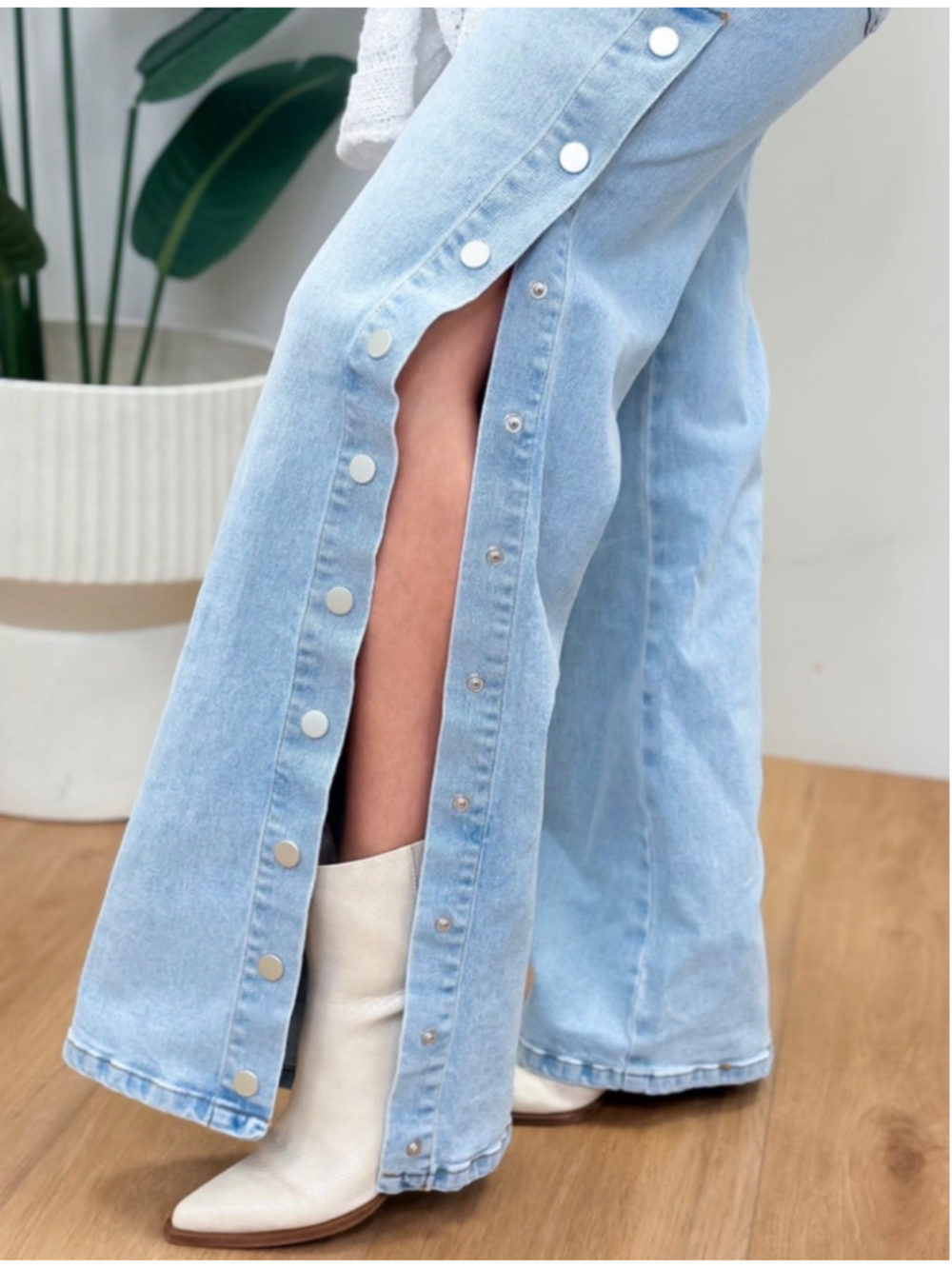 Women's Blue B Light Wash Blue Snap Button Flare Jeans Medium - Picture 4 of 5